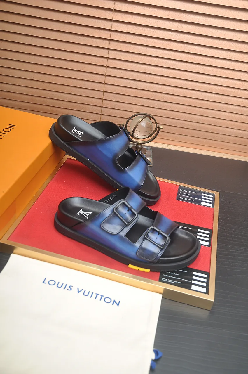 Men's shoes 💰400💶 [Louis Vuitton LV slippers] (high-end cowhide) counter 1:1 fashion style, a must-have for summer! The designer used LV’s iconic outsole. The original simple slippers instantly become fashionable! The upper is made of flexible special cowhide leather straps alternately, and the workmanship is exquisite! A must-have for stylish men in summer, size 38-45 (45 customized)
